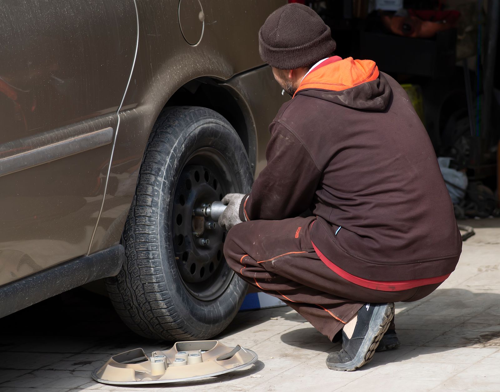 Mechanic changing a vehicle wheel